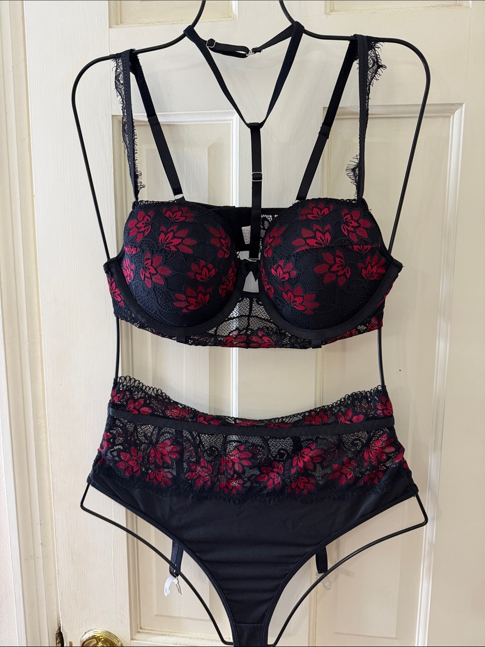 Black & Red Floral Lace Bra and High-Waist Brief Set - Women Intimates